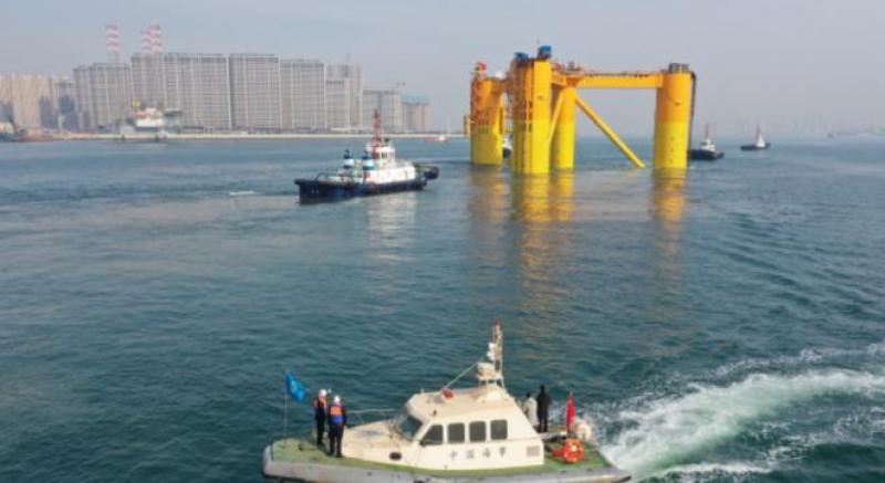 由中海油建造的漂浮式风电平台“海油观澜号”在青岛海事局保障下顺利起拖开航