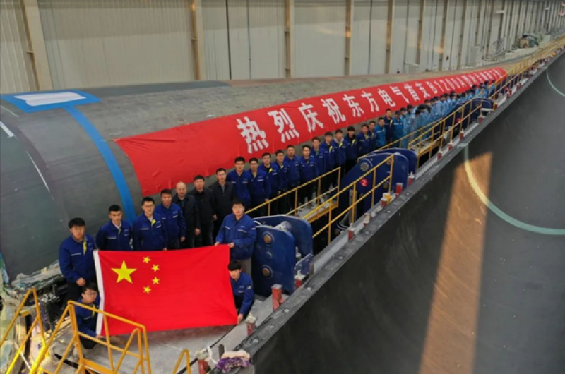 东方风电首支120米级叶片下线