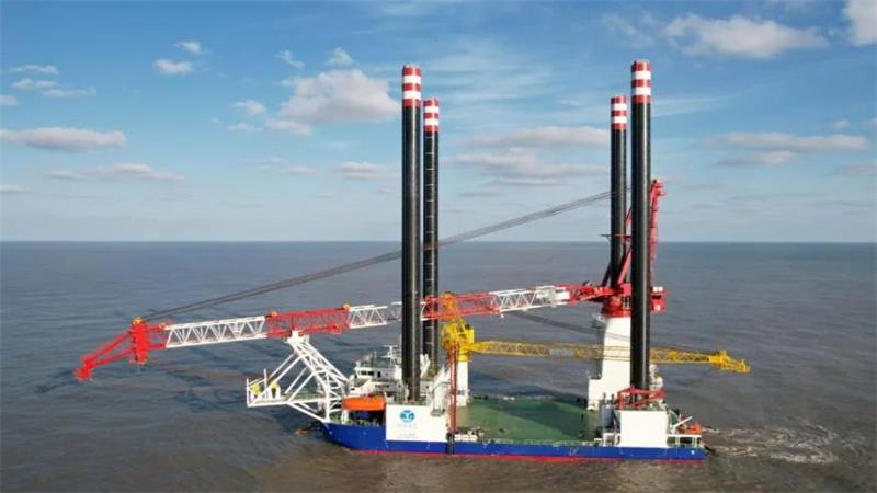 振华重工交付瓯洋海工1000吨绕桩式回转起重机