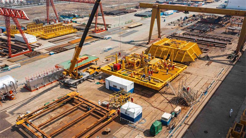 我国自主研发的首套深水水下多功能管汇系统交付