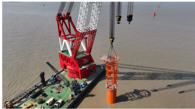 浙能台州1号海上风电工程项目首个集成式附属套笼安装完成