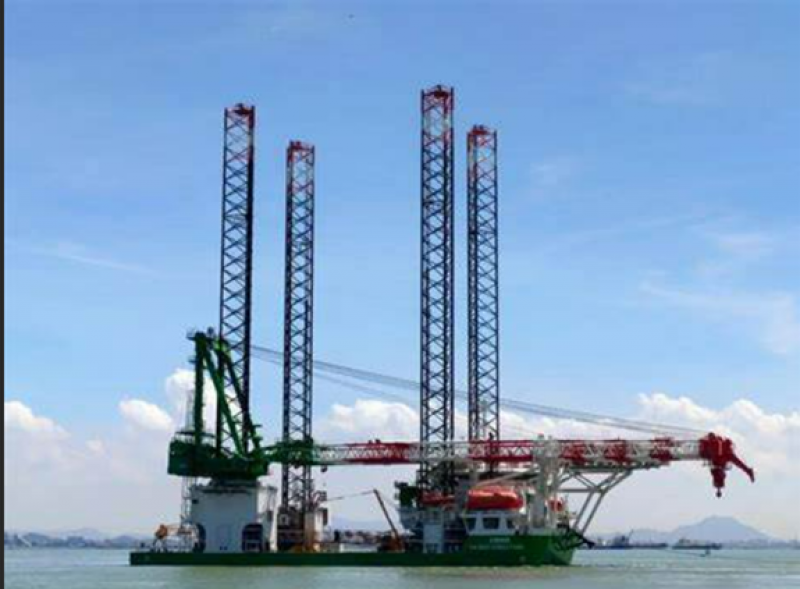 两艘船正在为履约海上风电项目做准备