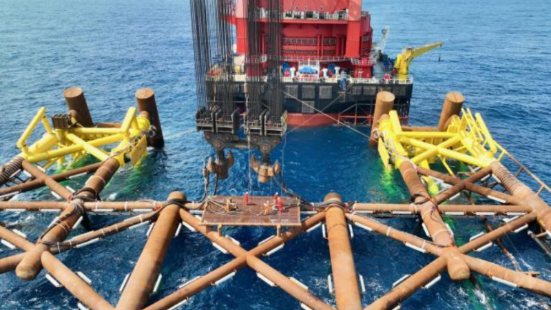 中海油深圳万吨级海上平台“恩平20-4”导管架下水安装