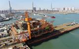 我国首个高压注气平台在海油工程天津建造场地成功装船