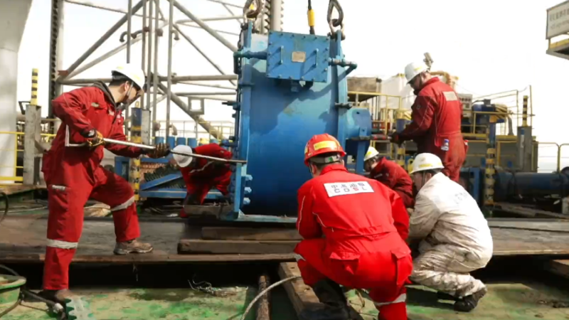 中国海油：闪转腾挪，“大块头”成功吊进“小”钻台