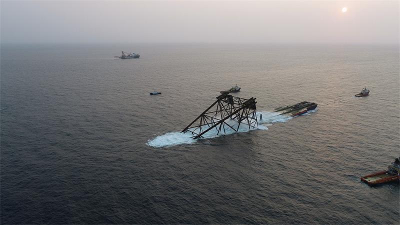 亚洲第三高导管架于南海东部海域成功下水就位