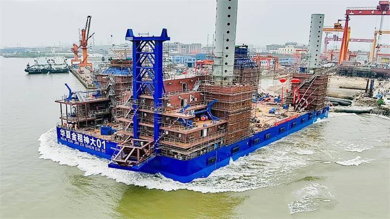 由武汉船机承接华夏金租1200T风电安装平台顺利下水