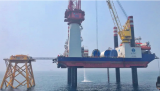 阳江青洲一、二海上风电场的首套塔筒成功吊装