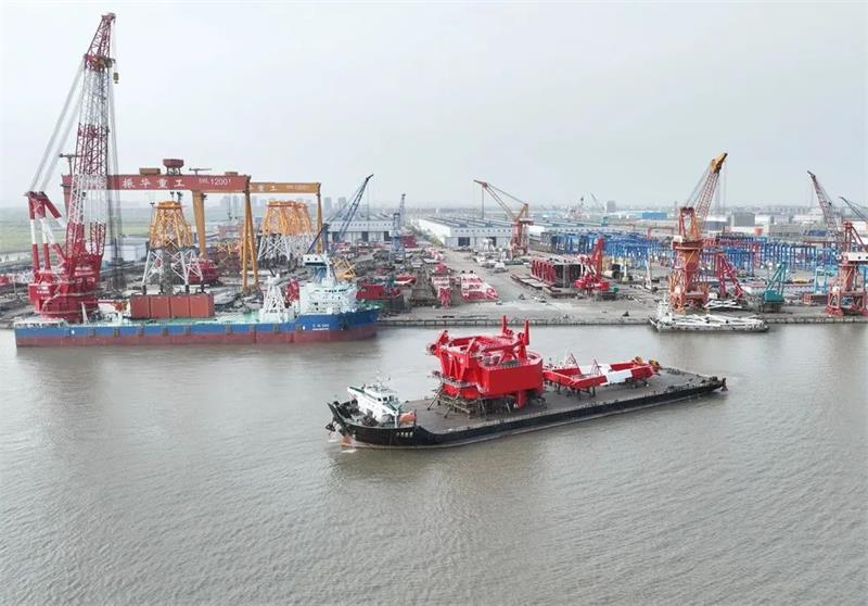 中交海峰4000T起重机项目“三大件”顺利完工，分两船次驶离南通振华重装码头