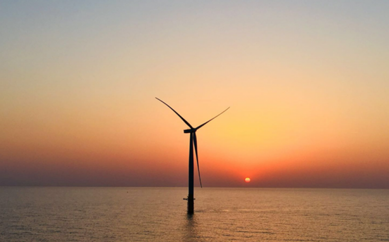 稳步推进海上风电规划和建设，加快平海湾海上风电、渔光互补集中式光伏发电等项目建设