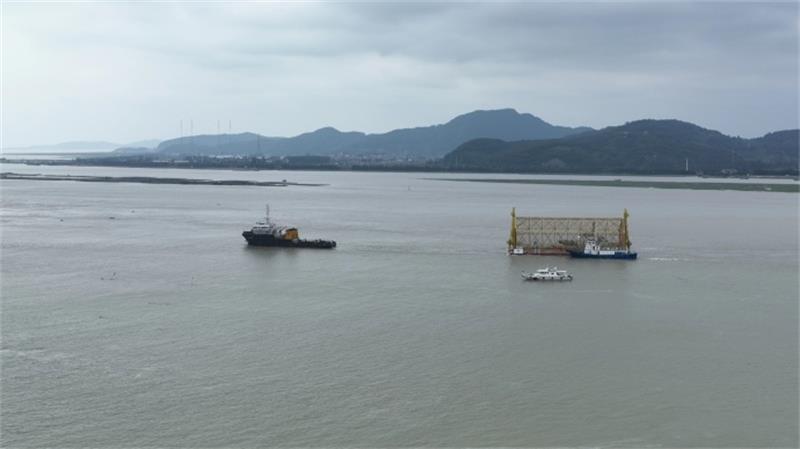 福州海事海部门护航“乾动2号”养殖平台顺利抵达连江定海湾指定水域