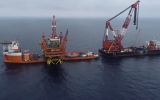 中海油恩平20-4海上钻采平台与海底导管架对接成功，创造了我国海上油气平台动力定位浮托安装重量的新纪录