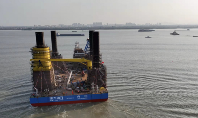 泰州基地1100吨自升自航式风电安装平台顺利下水