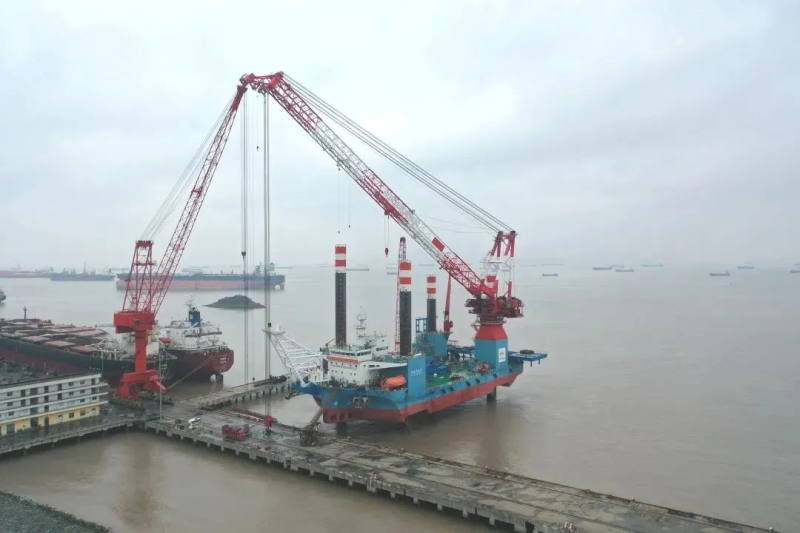 “铁建风电01”升级改造后完成首台风机安装