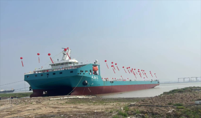 全球首款DP2动力定位大件双体甲板运输船在台州下水