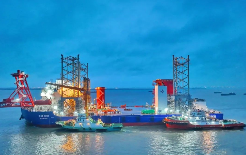 “海峰1001”2500T风电安装平台顺利出坞