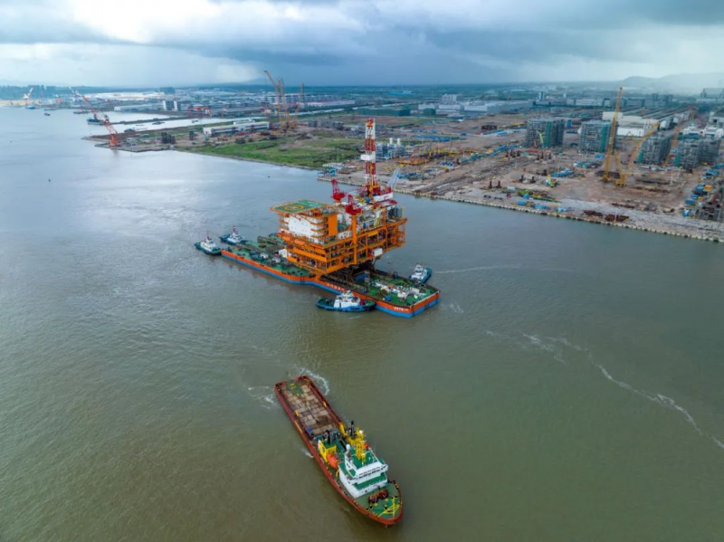 万吨级海上采油平台在广东珠海启航出海