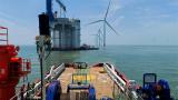 胜利292船在东营海域B风电场完成德浮6船高难度起抛锚作业