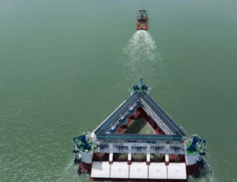 我国首台深远海漂浮式兆瓦级波浪能发电装置——“南鲲”波浪能发电平台出港试验