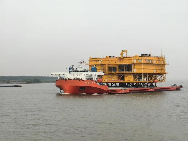 装载大型海上升压站的“中宇188”轮顺利出江