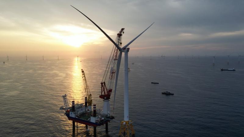 中国能建勘察设计的国内首台12兆瓦海上风电机组顺利完成安装