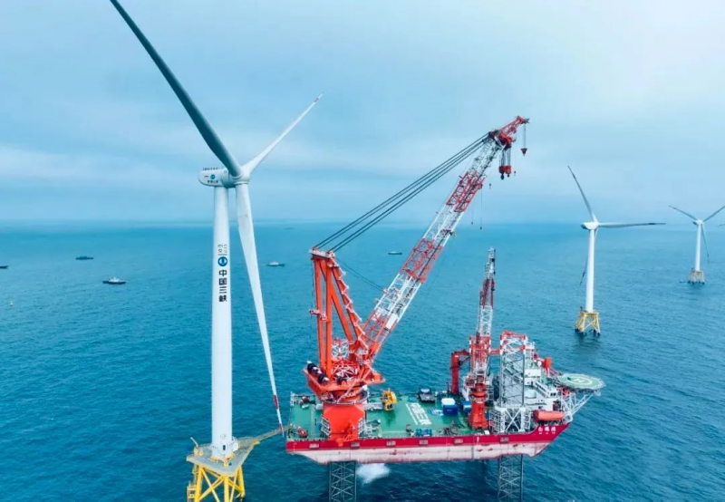 “白鹤滩”号顺利完成我国首台13兆瓦大容量海上风机吊装