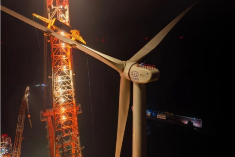 东方风电自主研制的首台13兆瓦永磁直驱风电机组完成吊装