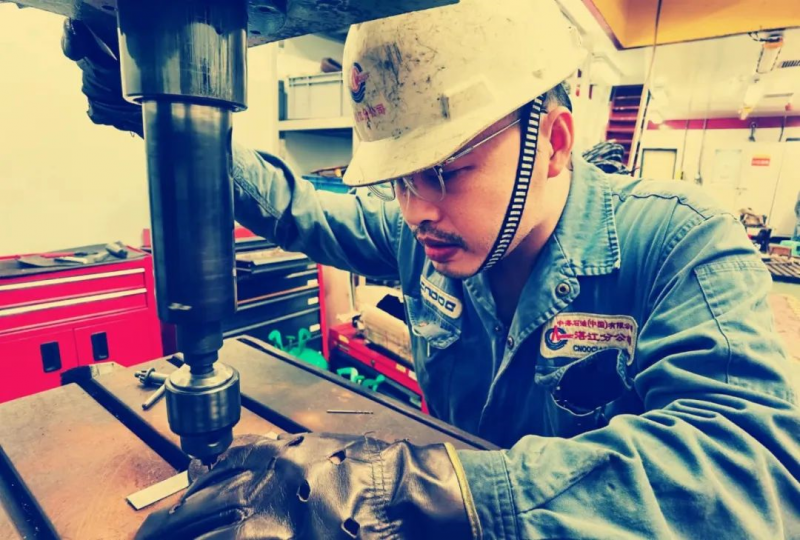 南海西部油田“泵医生”——限湛江分公司机械技师齐跃锋