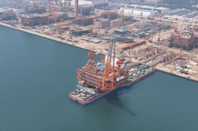 渤中19-6凝析气田一期项目万吨级中心平台在青岛成功装船