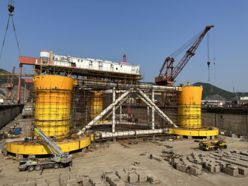 振华重装承建国内首个综合型浮式风电项目完成了24米平台的整体吊装