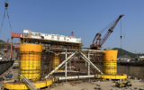 振华重装承建国内首个综合型浮式风电项目完成了24米平台的整体吊装