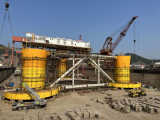 振华重装承建国内首个综合型浮式风电项目完成了24米平台的整体吊装