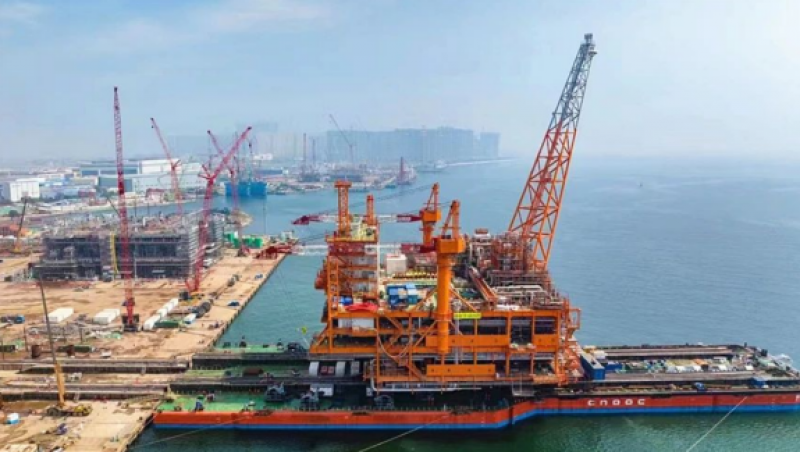 渤中19-6凝析气田一期项目中心平台在青岛场地成功装船