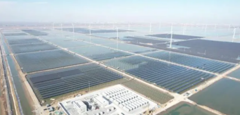 鲁北盐碱滩涂地千万千瓦风光储输一体化基地——首批潍坊120万千瓦光伏发电项目全容量并网发电