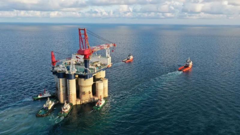 “雄程”9号多功能坐底式海上平台顺利抵达修船港池
