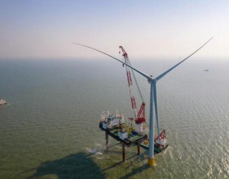 半岛南U2场址海上风电项目首台风电机组吊装完成