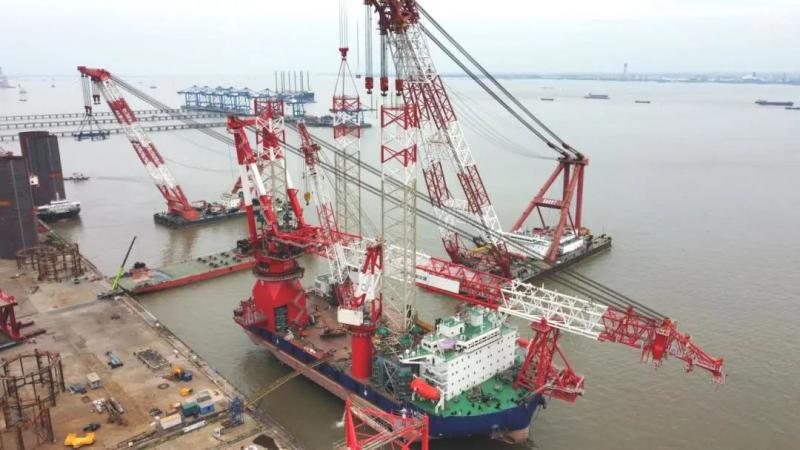 中交海峰2500T风电安装平台顺利完成桩腿接桩
