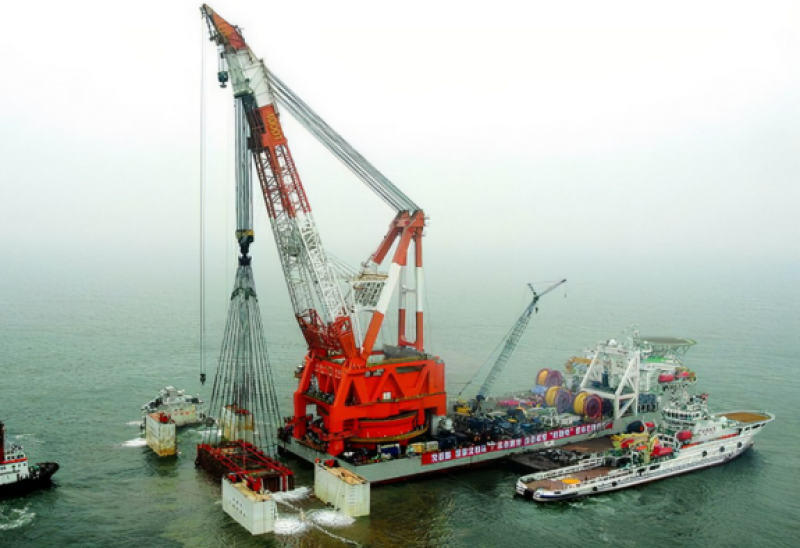 全球首例！半潜船配合浮吊船成功安装海上升压站导管架