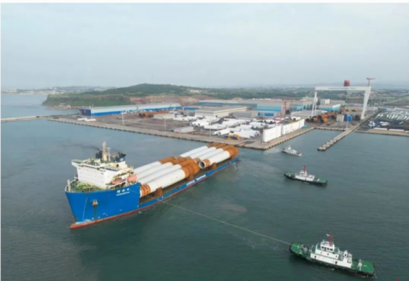 中远海运半潜船装运世界最大风电单桩出口英国