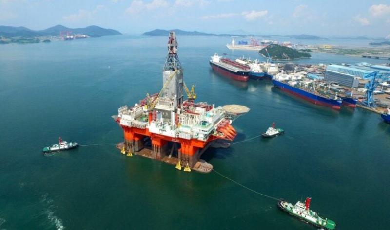 两台钻机在纳米比亚附近为TotalEnergies并肩工作