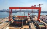 我国自主设计建造，亚洲首艘新型“海上油气加工厂”在青岛完成船体建造