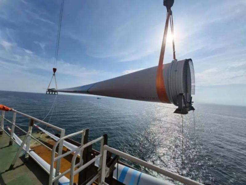 广西首个海上风电项目——防城港海上风电示范项目首台风电机组完成吊装