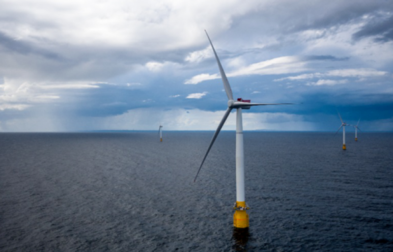 法国浮式风电项目安装首台风机