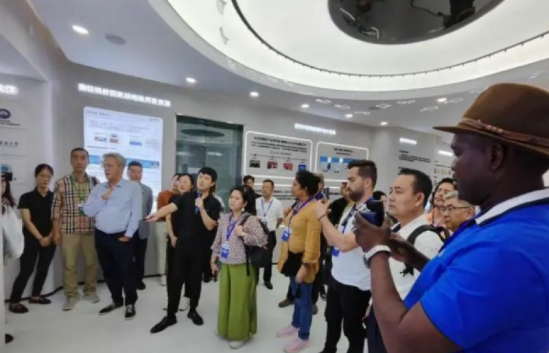 十余国外宾参访山东青岛了解中国海洋生态环境治理“新范式”