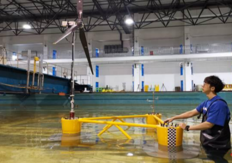 龙源电力全球首个漂浮式风渔融合项目“国能共享号”顺利完成叶片吊装