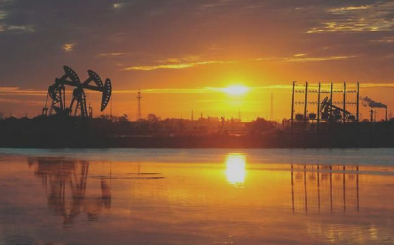 中国海油天津分公司旅大4-2油田新增压缩机组顺利完成吊装就位