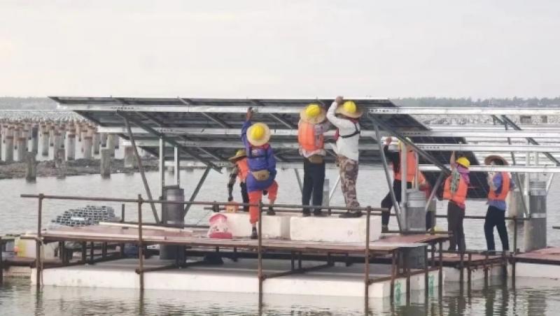 莺歌海盐场纳潮湖200兆瓦平价光伏项目顺利并网