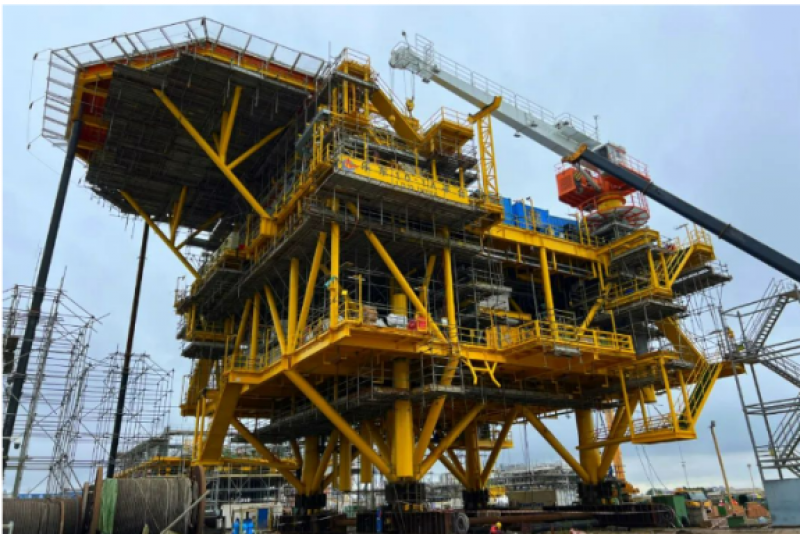 我国海上首个超高温超高压气田——乐东10-1气田上部组块装船出海