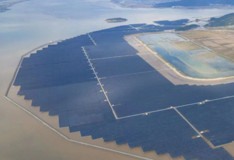 嘉兴首个海上光伏项目——中广核海盐开发区码头一期30兆瓦滩涂光伏发电项目开建！