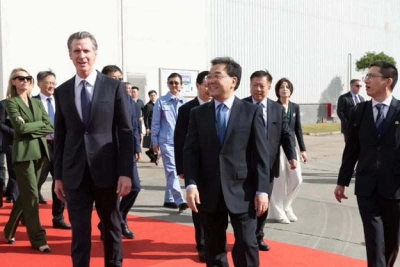 江苏省与美国加州在金风科技大丰临港工厂共同签署两省州《关于加强气候与环境合作的谅解备忘录》